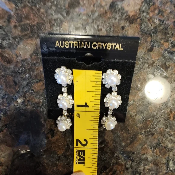 NWT Elegant Faux Pearl and Austrian Crystal Jewelry Set - Picture 5 of 8